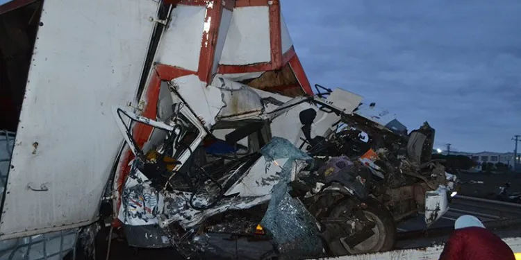 Kağıt gibi ezilen kamyondan sağ kurtuldu