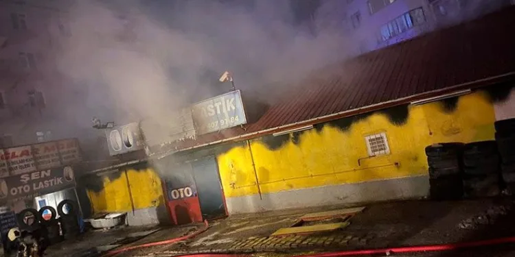 Yan yana bulunan 3 dükkan yandı