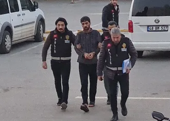 Silah çekip kuyumcuyu soymaya çalıştı