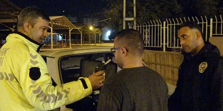 Alkollü sürücüye alkolmetre dersi