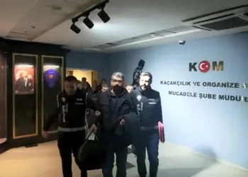 Bursa’da gaygubet evlerine baskın 9 gözaltı