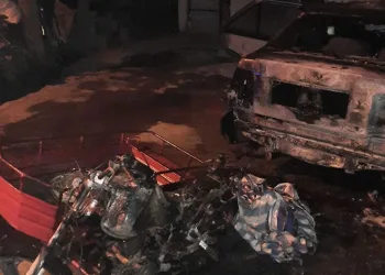 Yangında otomobil ve motosiklet küle döndü