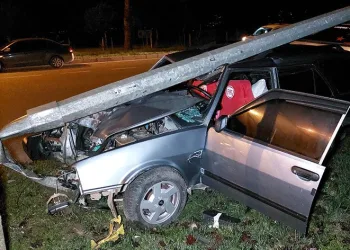 Sattığı aracı teslim etmeye götürürken kaza yaptı