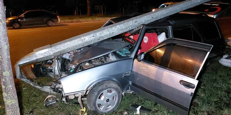 Sattığı aracı teslim etmeye götürürken kaza yaptı