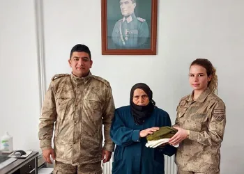 Mehmetçik için çorap ördü