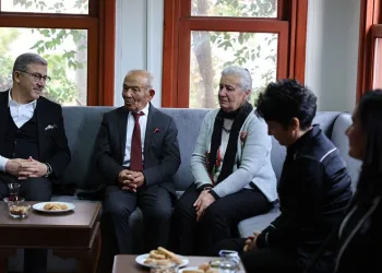 Kitaplarını bağışladı, adına kitaplık açıldı