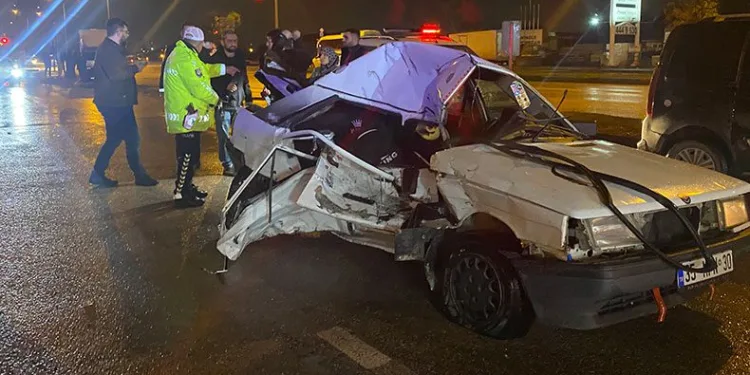 Bursa’da kamyon ile otomobil çarpıştı : 2 yaralı