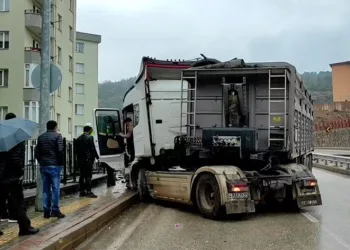 Bursa’da tır kazası kamerada