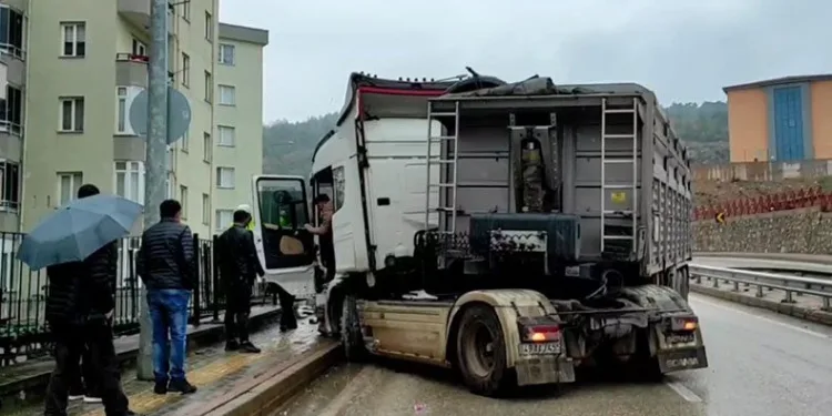 Bursa’da tır kazası kamerada