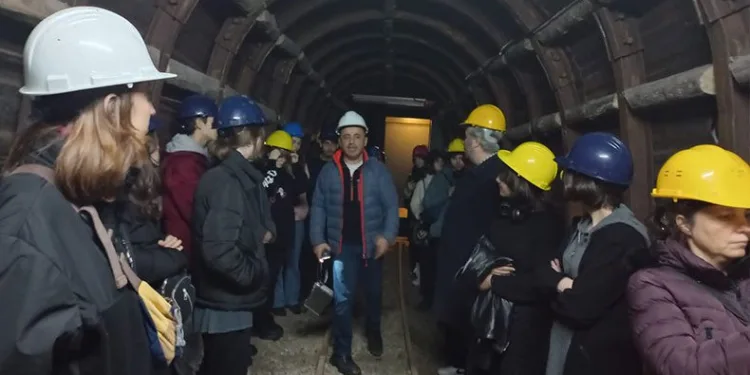 Öğrencilerinden madencilere destek