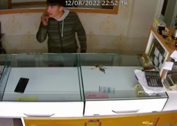 Altın bulamayınca cep telefonunu çaldı