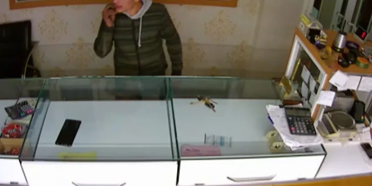 Altın bulamayınca cep telefonunu çaldı