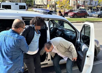 Kapı anahtarıyla 4 kişiyi yaraladı