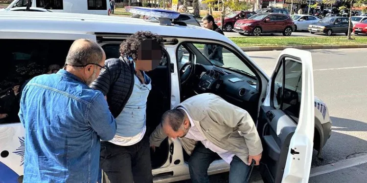 Kapı anahtarıyla 4 kişiyi yaraladı