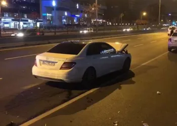 Kara Yolu’nda 2 araç çarpıştı