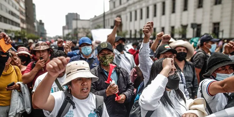 Peru Devlet Başkanı kongreyi feshetti