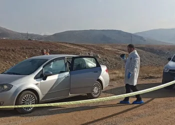 Park halindeki araçta ceset bulundu