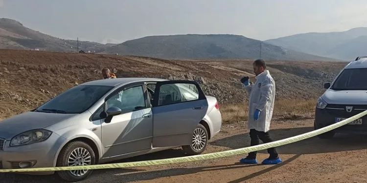 Park halindeki araçta ceset bulundu