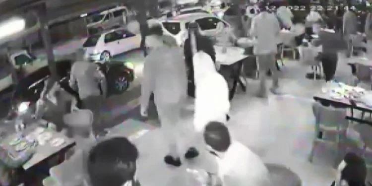 Polisten kaçan şüpheliler otomobillere çarparak durabildi