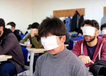 Maskelerle ağızlarını değil gözlerini kapattılar