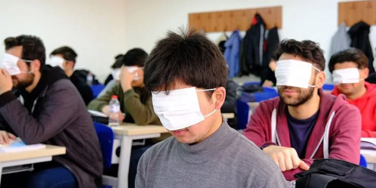 Maskelerle ağızlarını değil gözlerini kapattılar