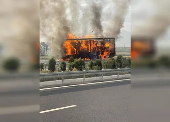 Otobanda tırın dorsesi alev alev yandı