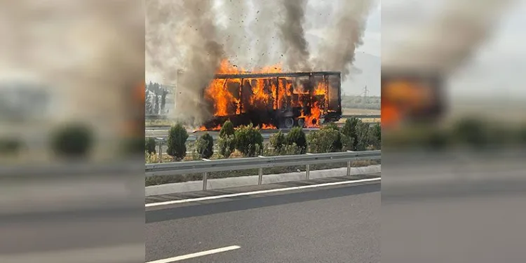 Otobanda tırın dorsesi alev alev yandı