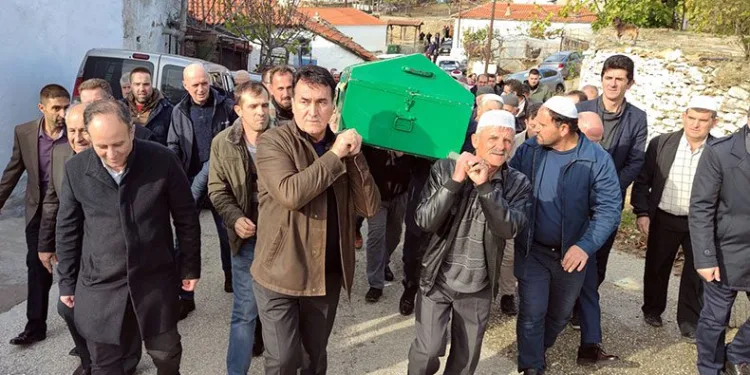 Başkan Dündar babasını toprağa verdi