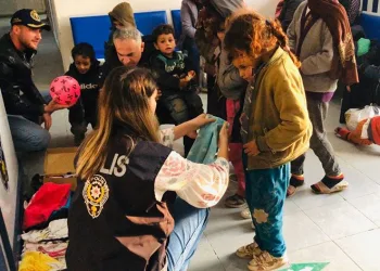 Türk polisinden Avrupa’ya insanlık dersi