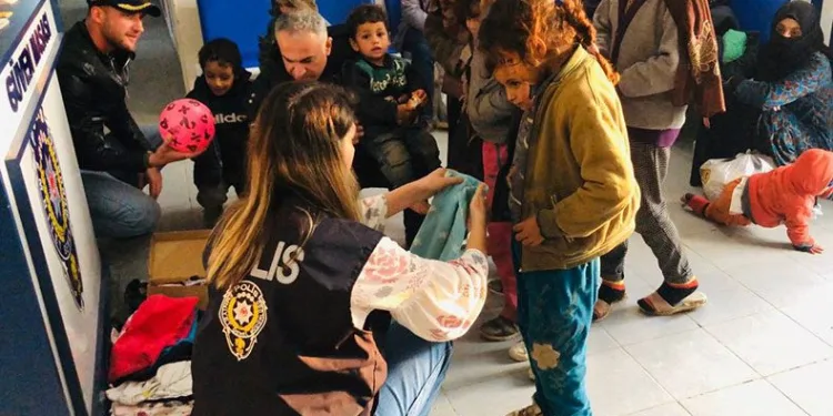 Türk polisinden Avrupa’ya insanlık dersi