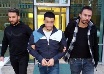 Çaldıkları cep telefonundan banka hesabın soydu