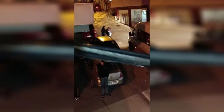 Sokak ortasında kadını darp etti