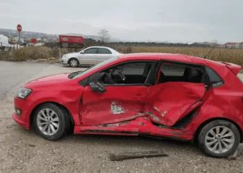 Minibüs ile otomobil çarpıştı, 1 kişi yaralandı