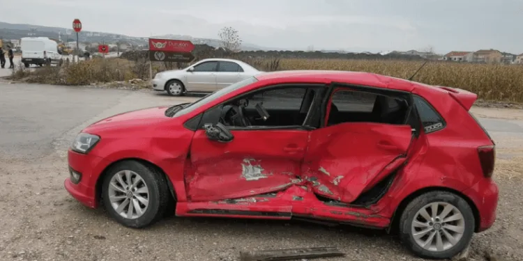 Minibüs ile otomobil çarpıştı, 1 kişi yaralandı