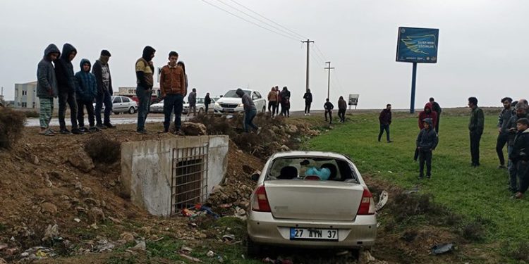 Mardin’de otomobil yol kenarına uçtu