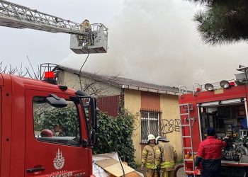Maltepe’de binanın çatısı yandı
