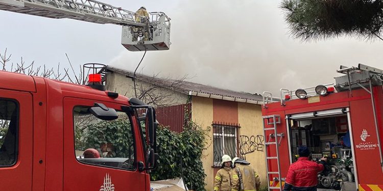 Maltepe’de binanın çatısı yandı