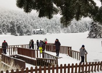 Gölcük Tabiat Parkı’nda göl dondu