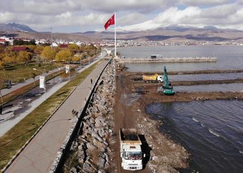 Van Gölü’nde dip çamuru temizliği