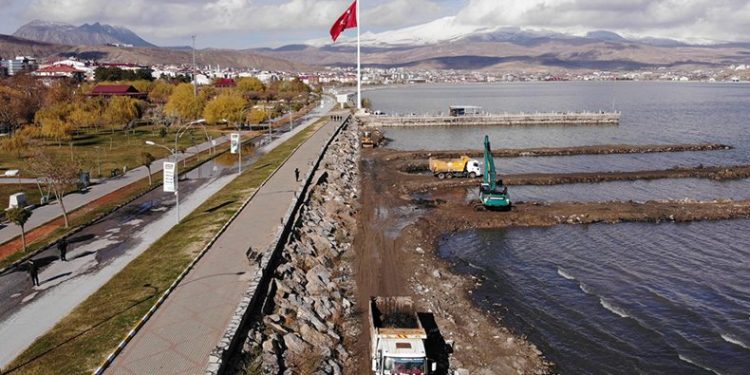 Van Gölü’nde dip çamuru temizliği