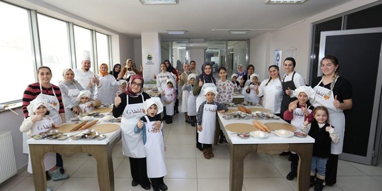 Minik aşçıların ellerinden ‘İnegöl köfteli pizza’