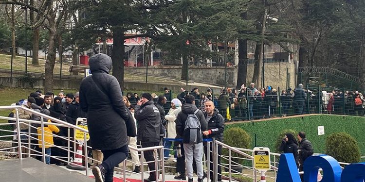 Teleferikte metrelerce kuyruk oluştu