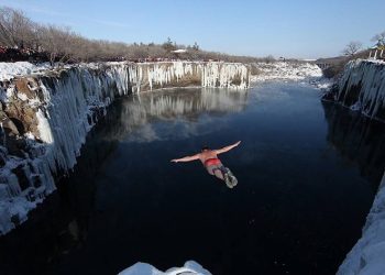 Yaşlı adam buz gibi suda yüzüyor