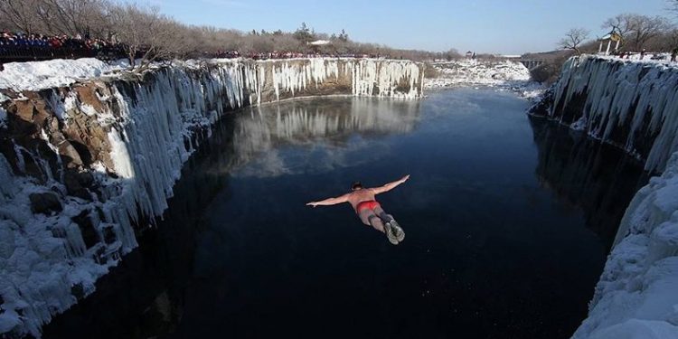 Yaşlı adam buz gibi suda yüzüyor