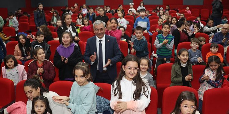 Karne hediyesi olarak öğrenciler tiyatro ile buluştu