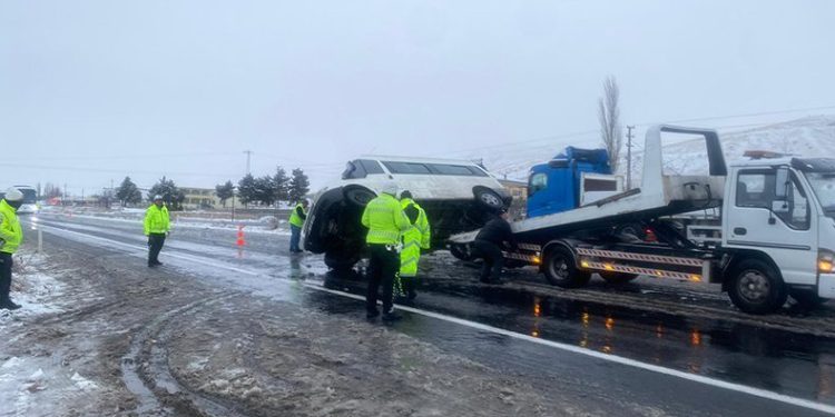 Tarım işçilerini taşıyan minibüs devrildi