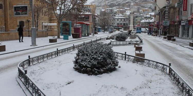 Bayburt beyaz gelinliğini giyindi