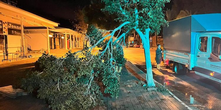 Kemer’de fırtına etkili oldu