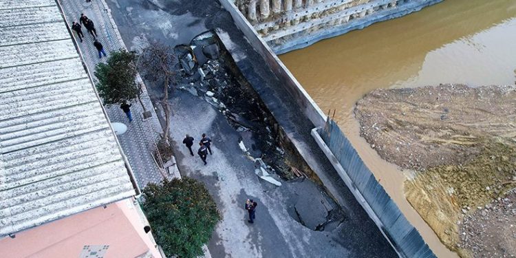 Zeytinburnu’nda patlama nedeniyle yol çöktü