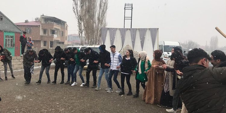 Iğdır’da kar altında düğün